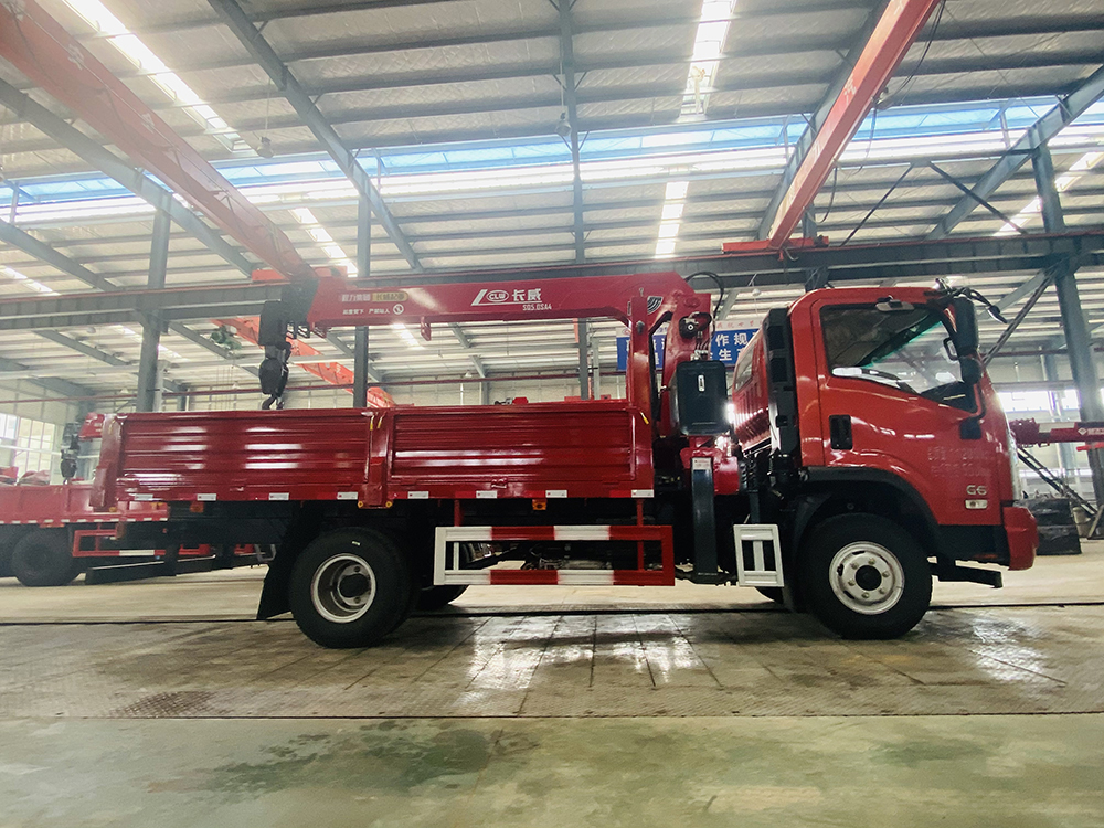 國六大運單橋長威5噸四節(jié)直臂隨車吊