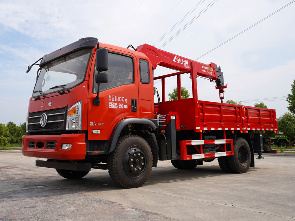 國(guó)六東風(fēng)長(zhǎng)威6.3噸四節(jié)直臂隨車吊